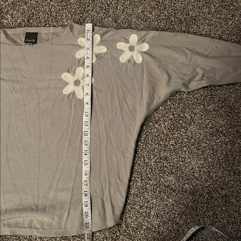 Aaeda Floral Green and Cream Women's Crewneck Sweater - Picture 7 of 8